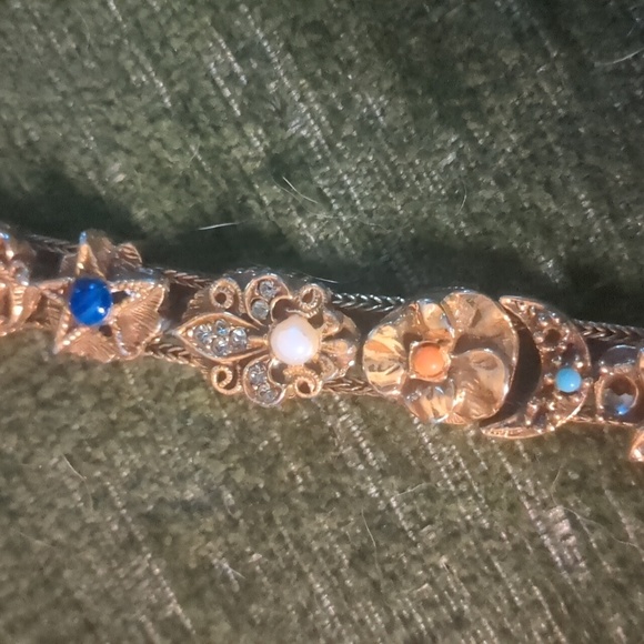 Vintage GOLDETTE* slide bracelet gold tone rhinestone scarab cameo fleur de lis - Picture 3 of 10